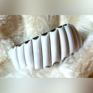 Vintage Bergere creamy white expandable bracelet